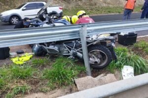 Acidente de moto em canteiro central de rodovia de Tibagi