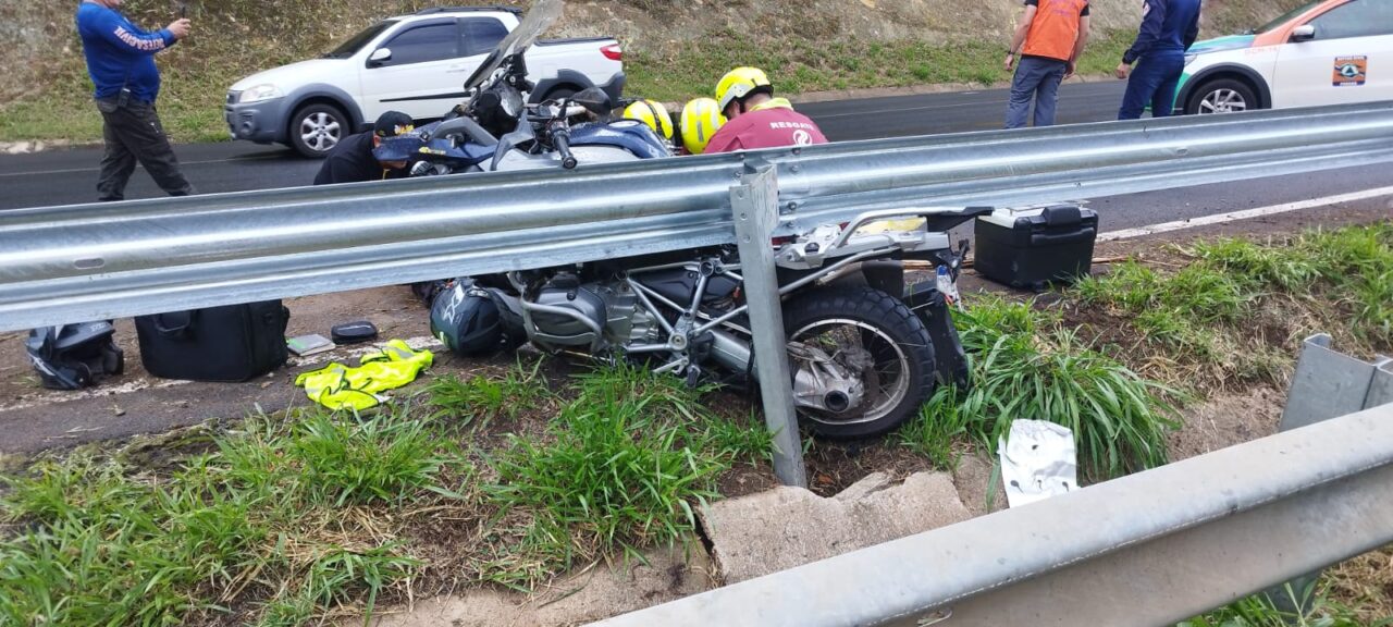 Acidente de moto em canteiro central de rodovia de Tibagi
