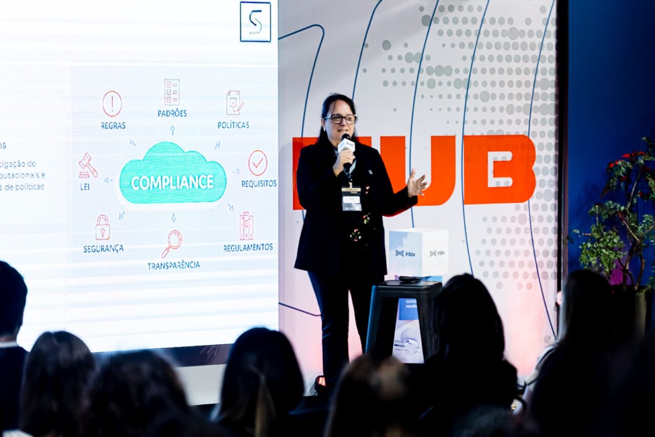 Advogada Flávia Machado, falando em evento