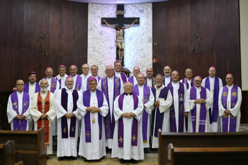 Bispos e arcebispos das dioceses do paraná reunidos no altar