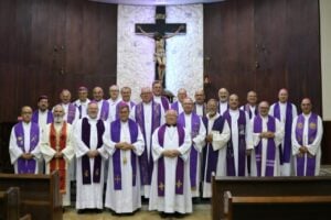 Bispos e arcebispos das dioceses do paraná reunidos no altar