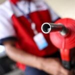 Foto ilustrativa de bomba de combustível sendo manuseada ilustra ação da ANP