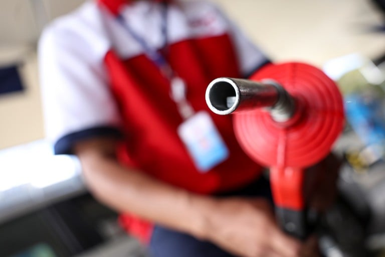 Foto ilustrativa de bomba de combustível sendo manuseada ilustra ação da ANP