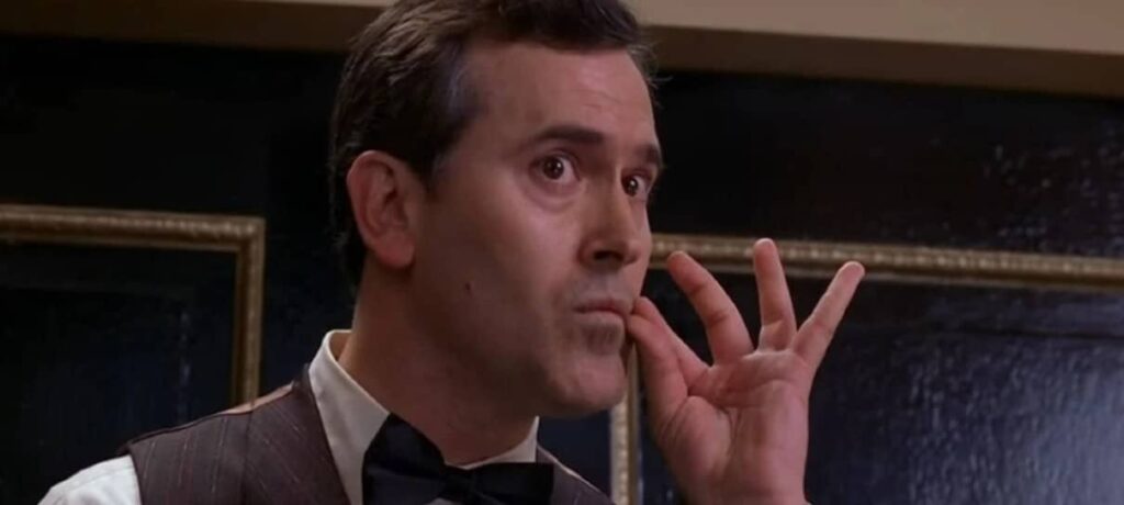 Ator Bruce Campbell atuando como porteiro do teatro onde Mary Jane se apresenta, em Homem-Aranha 2 (2004)