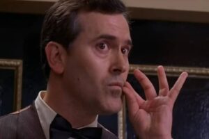 Ator Bruce Campbell atuando como porteiro do teatro onde Mary Jane se apresenta, em Homem-Aranha 2 (2004)