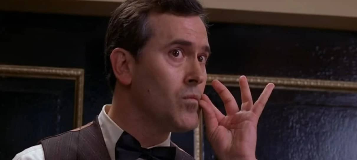 Ator Bruce Campbell atuando como porteiro do teatro onde Mary Jane se apresenta, em Homem-Aranha 2 (2004)