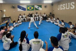 Equipe em roda de Capoeira