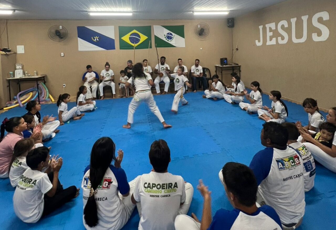 Equipe em roda de Capoeira