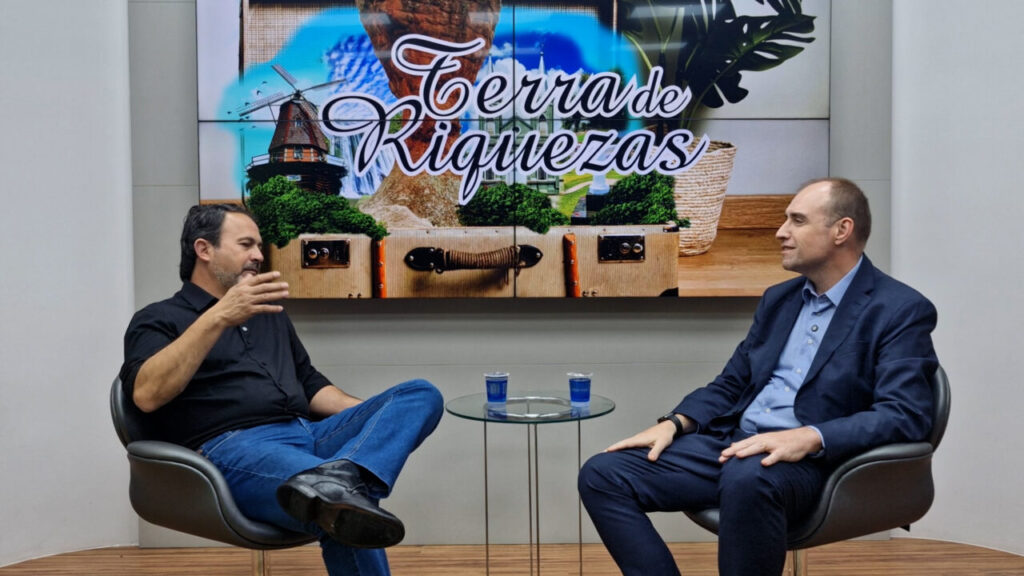 Nelson Canabarro conversa com Daniel Wagner no estúdio do Diário dos Campos para o podcast Terra de Riquezas