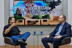 Nelson Canabarro conversa com Daniel Wagner no estúdio do Diário dos Campos para o podcast Terra de Riquezas
