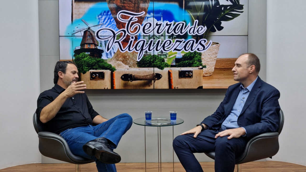 Nelson Canabarro conversa com Daniel Wagner no estúdio do Diário dos Campos para o podcast Terra de Riquezas