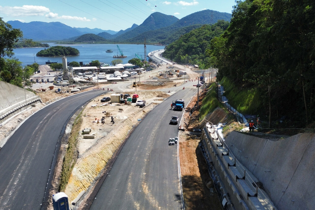 Ponte de Guaratuba inicia revestimento em concreto asfáltico dos acessos.