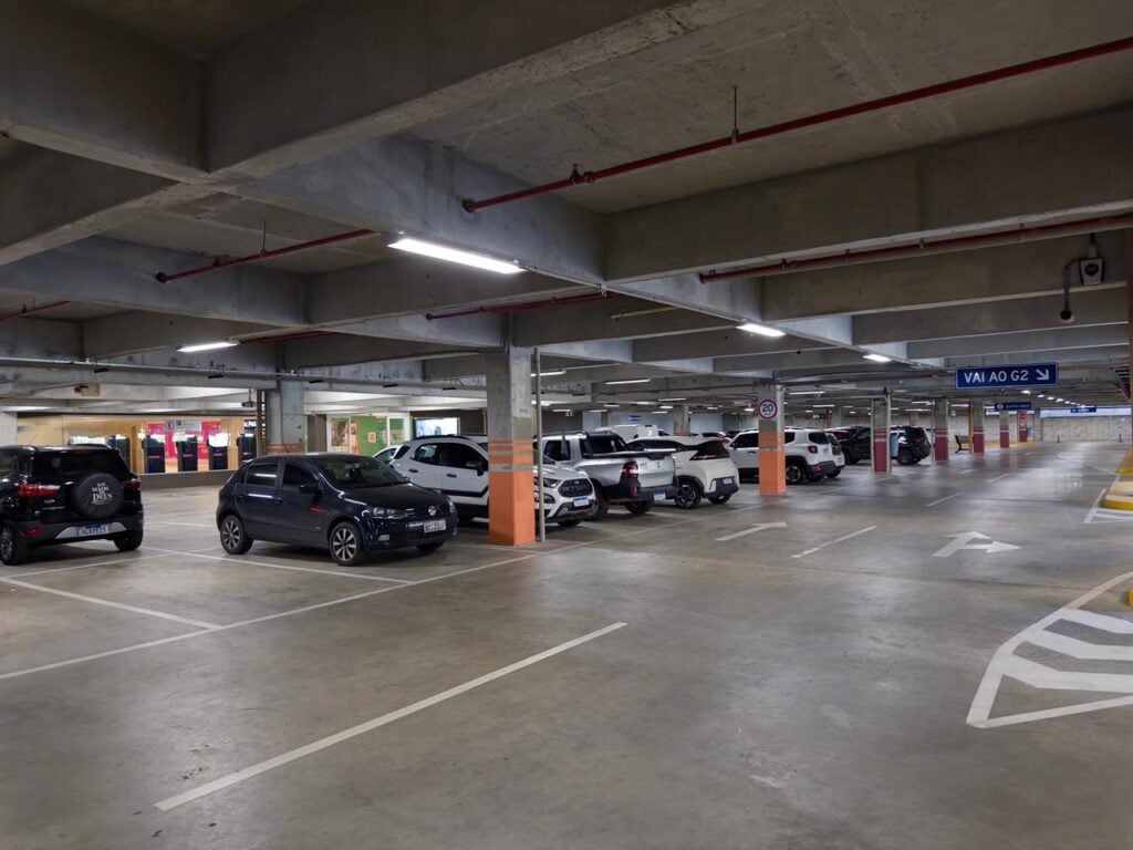 Veículos no estacionamento do Shopping Plaza Campos Gerais, em Ponta Grossa