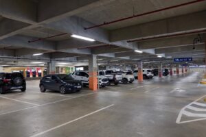 Veículos no estacionamento do Shopping Plaza Campos Gerais, em Ponta Grossa