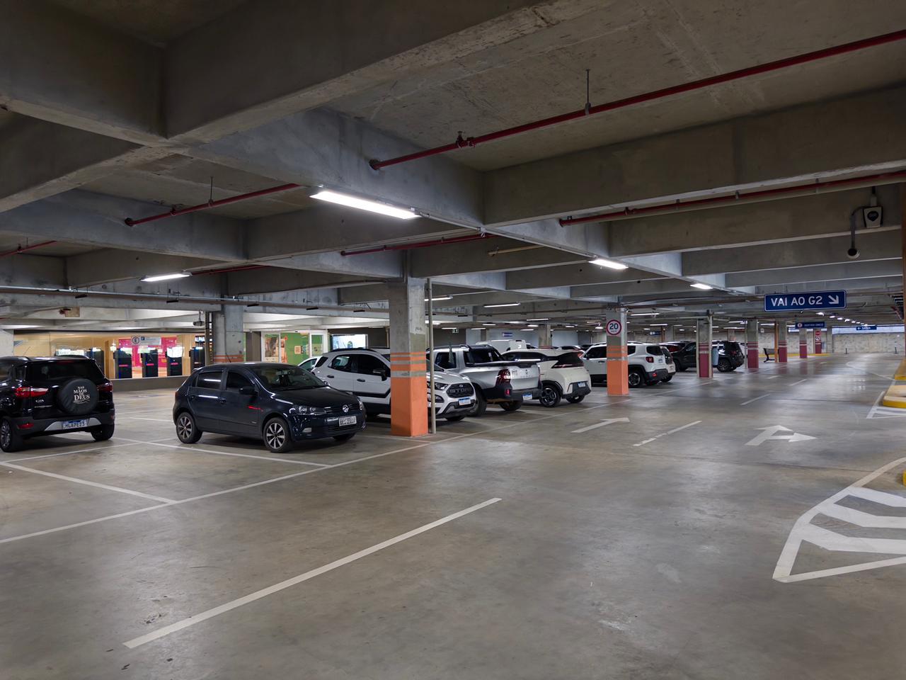 Veículos no estacionamento do Shopping Plaza Campos Gerais, em Ponta Grossa