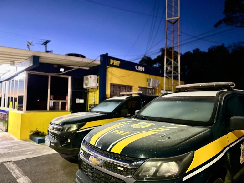 Foto ilustrativa de viaturas da PRF em um posto da unidade