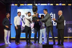Boschilia recebe troféu do Paranaense 2026