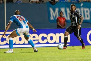 Hildeberto domina a bola para o Fantasma