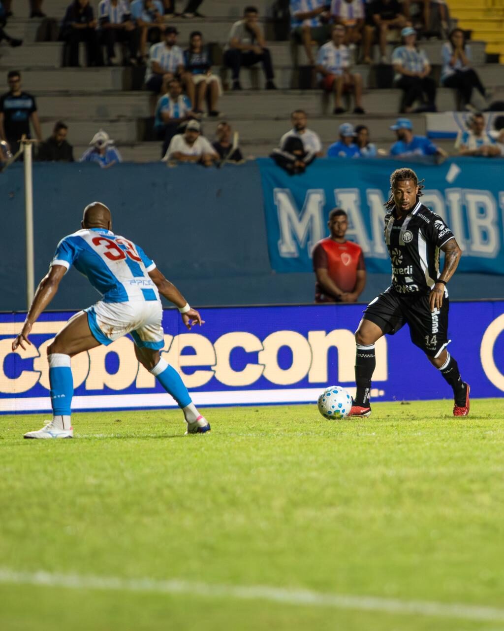 Hildeberto domina a bola para o Fantasma