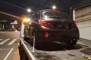 Carro cheio de multas em pg apreendido