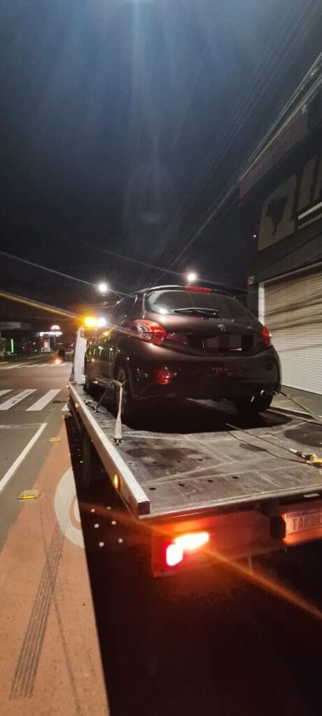 Carro cheio de multas em pg apreendido