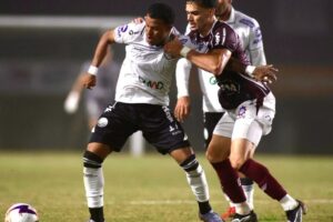 Jogador do Fantasma disputa bola com Caxias
