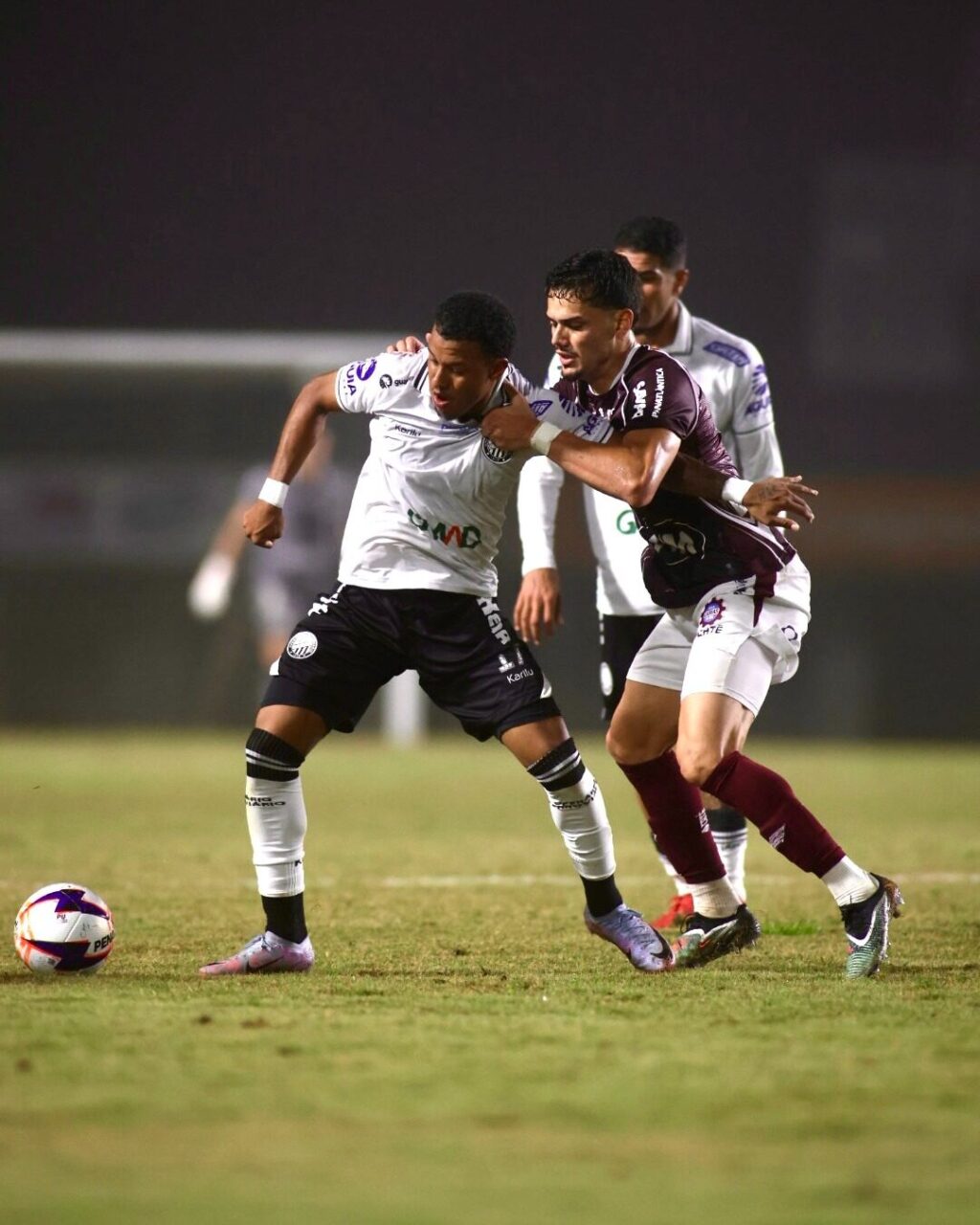 Jogador do Fantasma disputa bola com Caxias