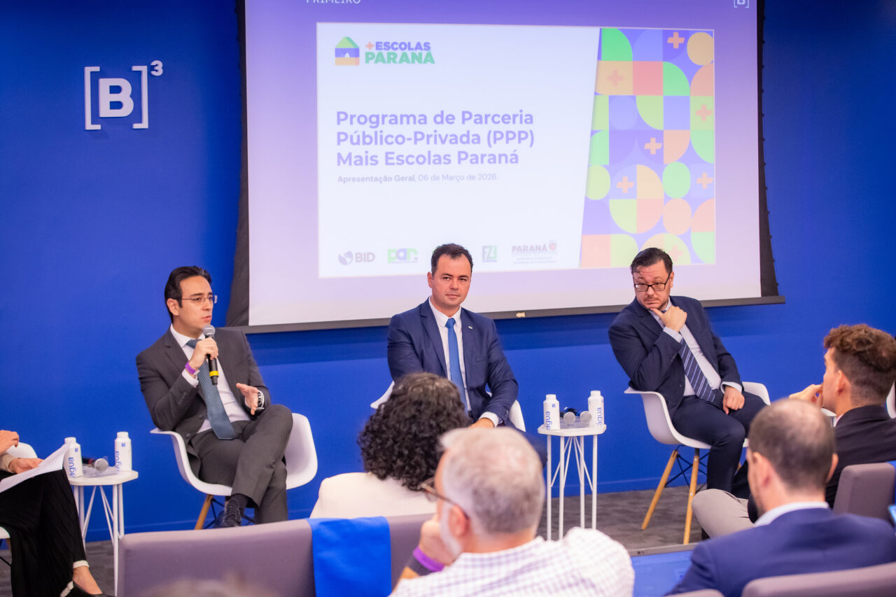 três homens de terno sentados participando de uma reunião na b3