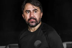 Luizinho Lopes, técnico do Operário Ferroviário Esporte Clube, na final do Paranaense, em 2026
