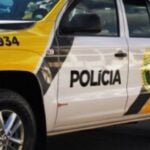 Foto ilustrativa da lateral de uma viatura da Polícia Militar do Paraná