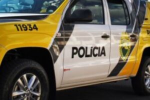 Foto ilustrativa da lateral de uma viatura da Polícia Militar do Paraná