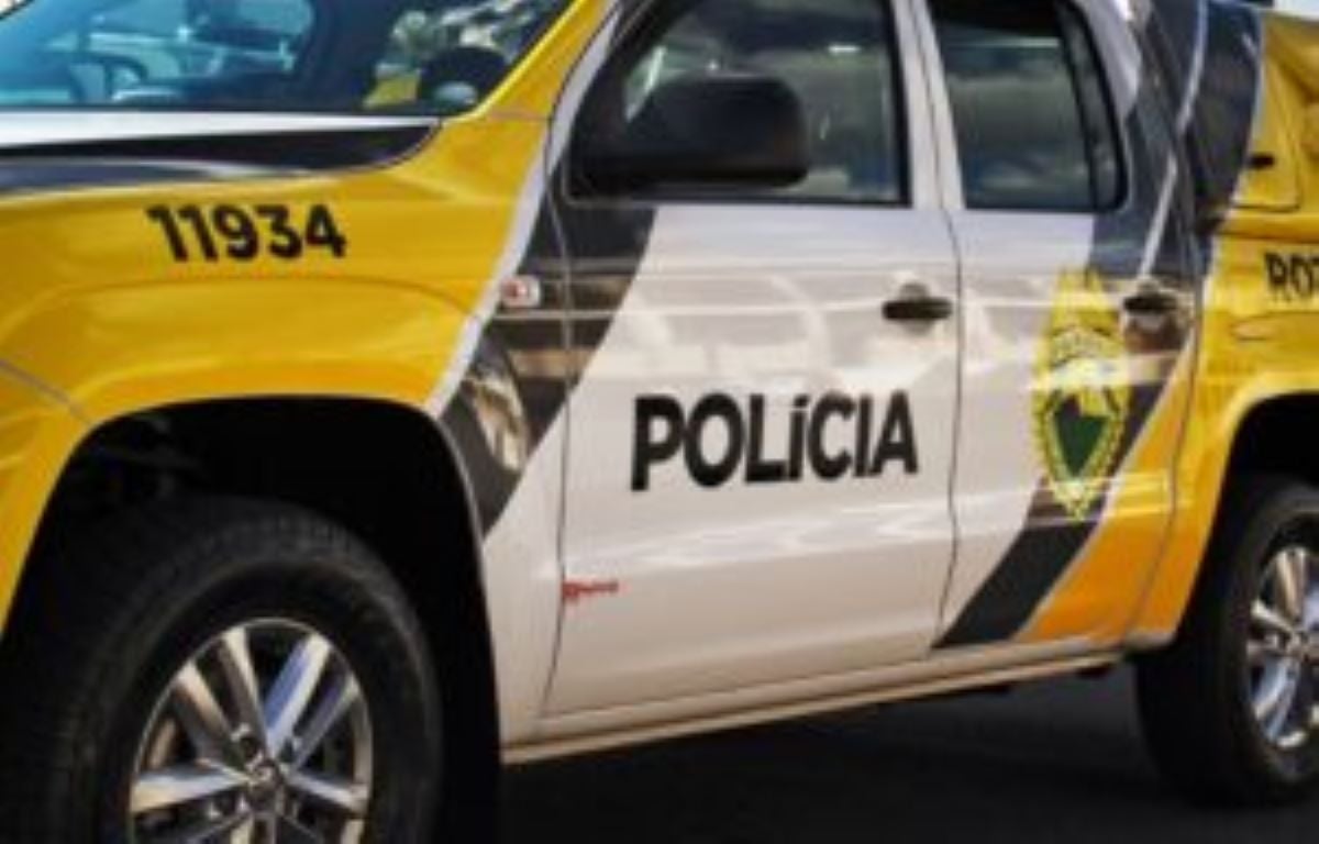 Foto ilustrativa da lateral de uma viatura da Polícia Militar do Paraná