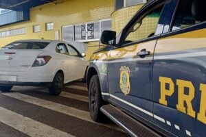 prf aborda carro com 150 mil reais em multas