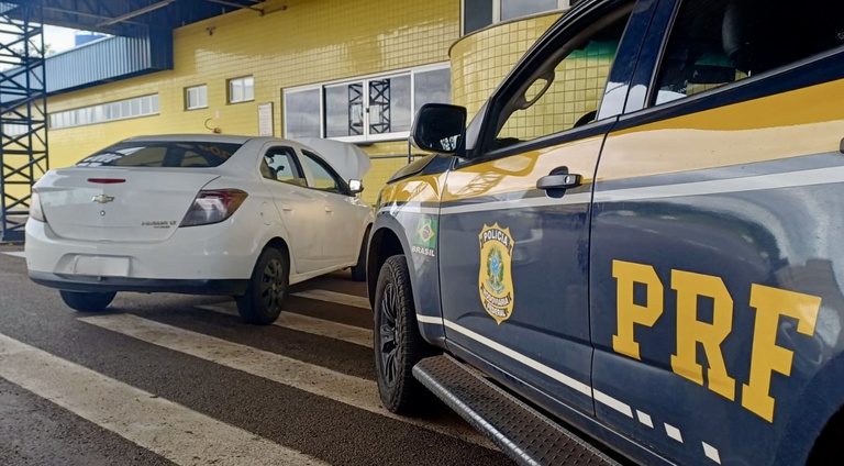 prf aborda carro com 150 mil reais em multas