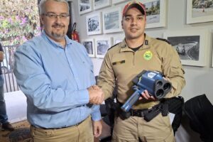 Diretor da Motiva Paraná, Keller Rodrigues, faz entrega simbólica de radar móvel ao tenente Gomes do BPRv - Crédito: Comunicação Motiva Paraná