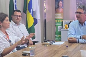 Priscilla Garbellini, presidente do CDEPG, em reunião na Câmara com o presidente da Casa, Julio Küller