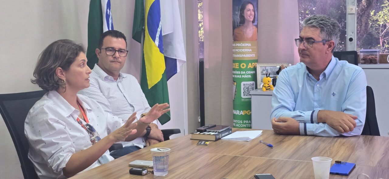 Priscilla Garbellini, presidente do CDEPG, em reunião na Câmara com o presidente da Casa, Julio Küller
