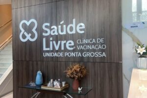 Mural interior da clínica Saúde Livre em Ponta Grossa