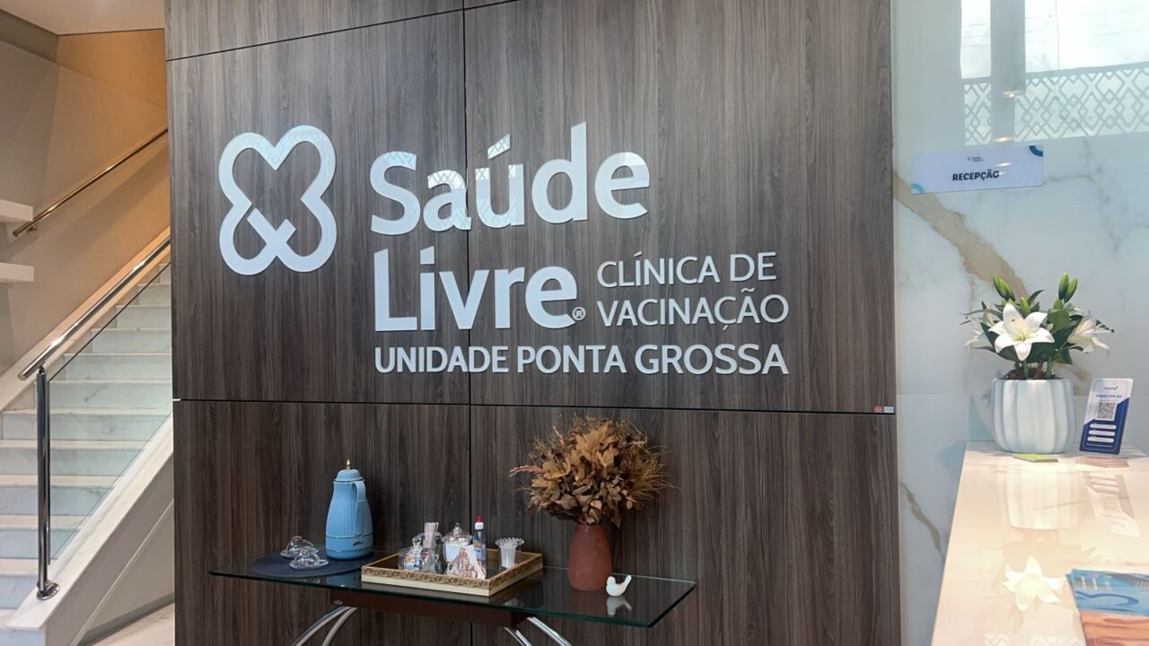 Mural interior da clínica Saúde Livre em Ponta Grossa