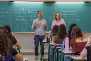 Ivo Demiate e Adriana Campagnoli em sala de aula