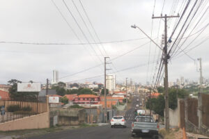 Rua Fagundes Varela, em Ponta Grossa, com alguns carros e mostrando o horizonte ao fundo