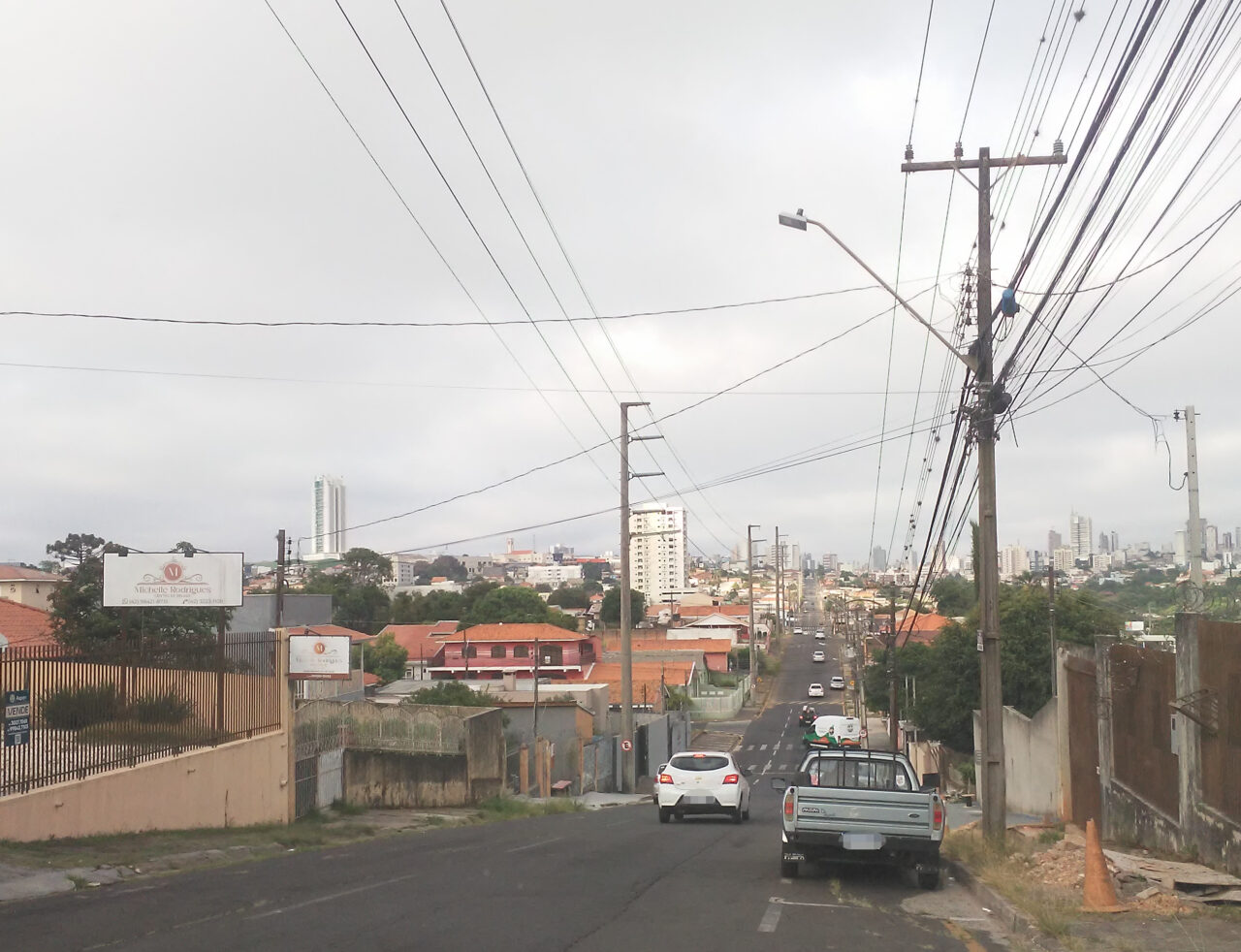 Rua Fagundes Varela, em Ponta Grossa, com alguns carros e mostrando o horizonte ao fundo
