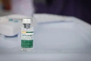 Recipiente contendo a vacina contra dengue brasileira
