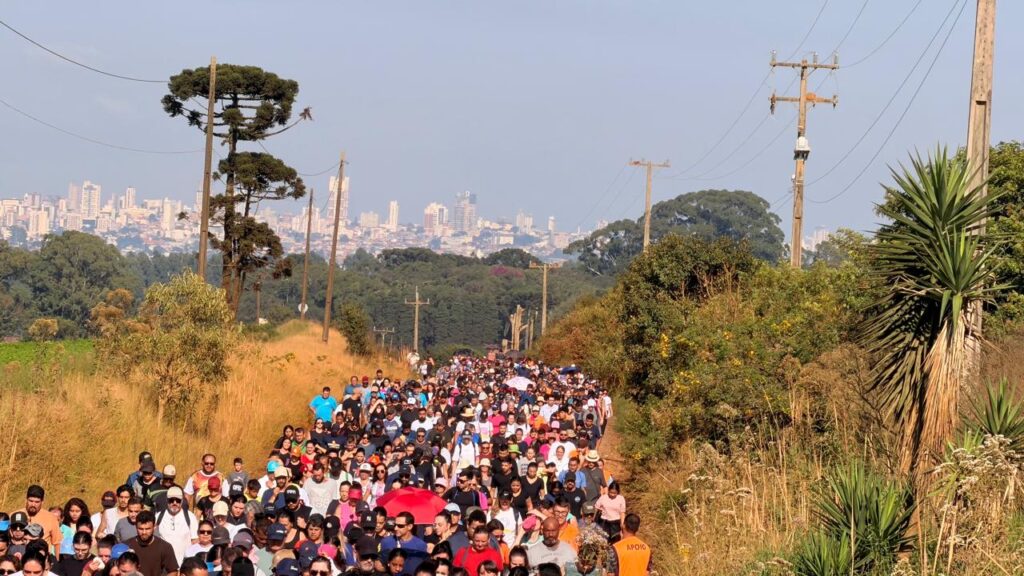 Caminhada Penitencial na Estrada do Alagados, em Ponta Grossa, em abril de 2026