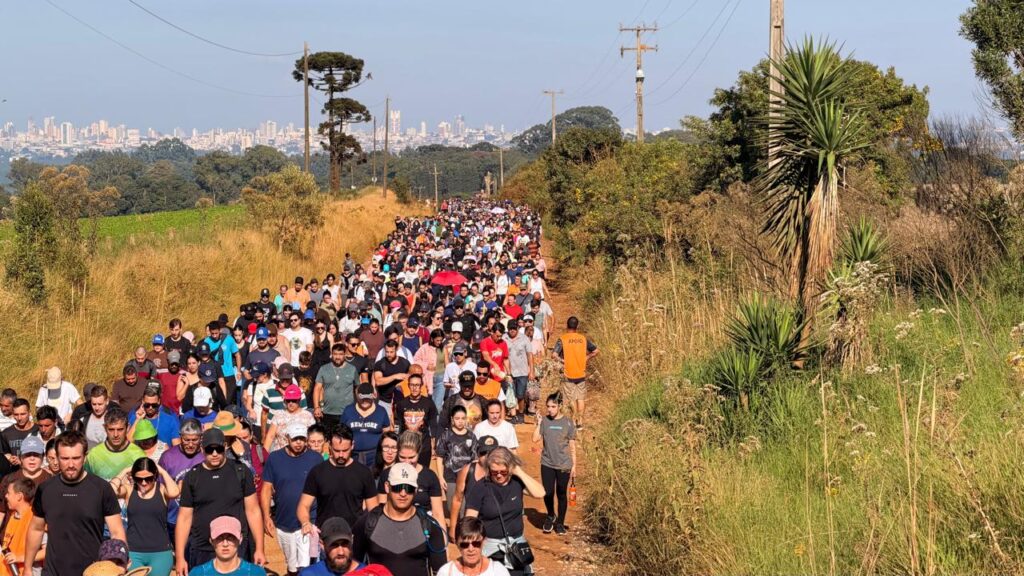 Caminhada Penitencial na Estrada do Alagados, em Ponta Grossa, em abril de 2026