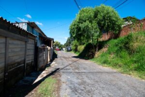 Imagem da Rua Beira Rio, na Vila Liane, em Ponta Grossa, que receberá obras de asfalto