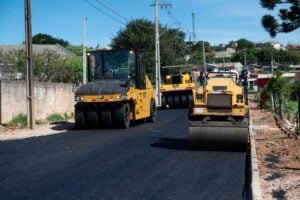 Obras de asfalto em rua de Ponta Grossa