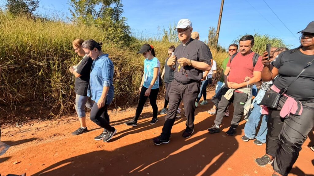 Caminhada Penitencial na Estrada do Alagados, em Ponta Grossa, em abril de 2026
