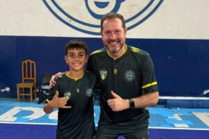 Bernardo ao lado do treinador Maikon; aos 11 anos, Bernardo foi convocado pela primeira vez para a seleção brasileira de futsal