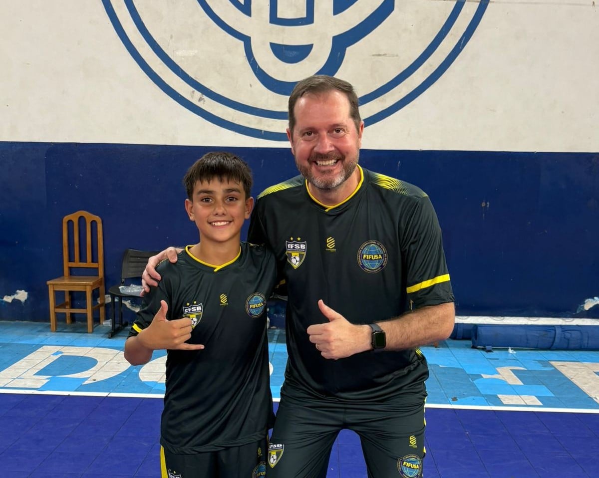 Bernardo ao lado do treinador Maikon; aos 11 anos, Bernardo foi convocado pela primeira vez para a seleção brasileira de futsal